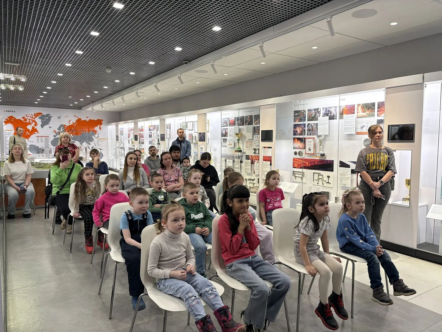 Воспитанники сборных групп детских садов №106, 124, 25 («Маячок») побывали на экскурсии в музейно-выставочном центре