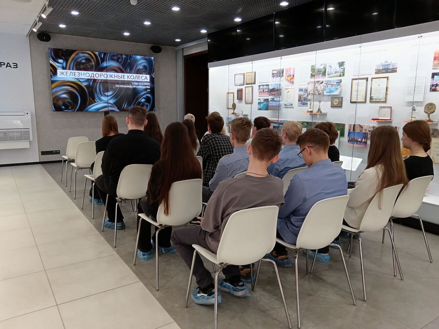 Школьники - участники онлайн интерактивного квиза "ЕВРАЗ" в музейно-выставочном центре