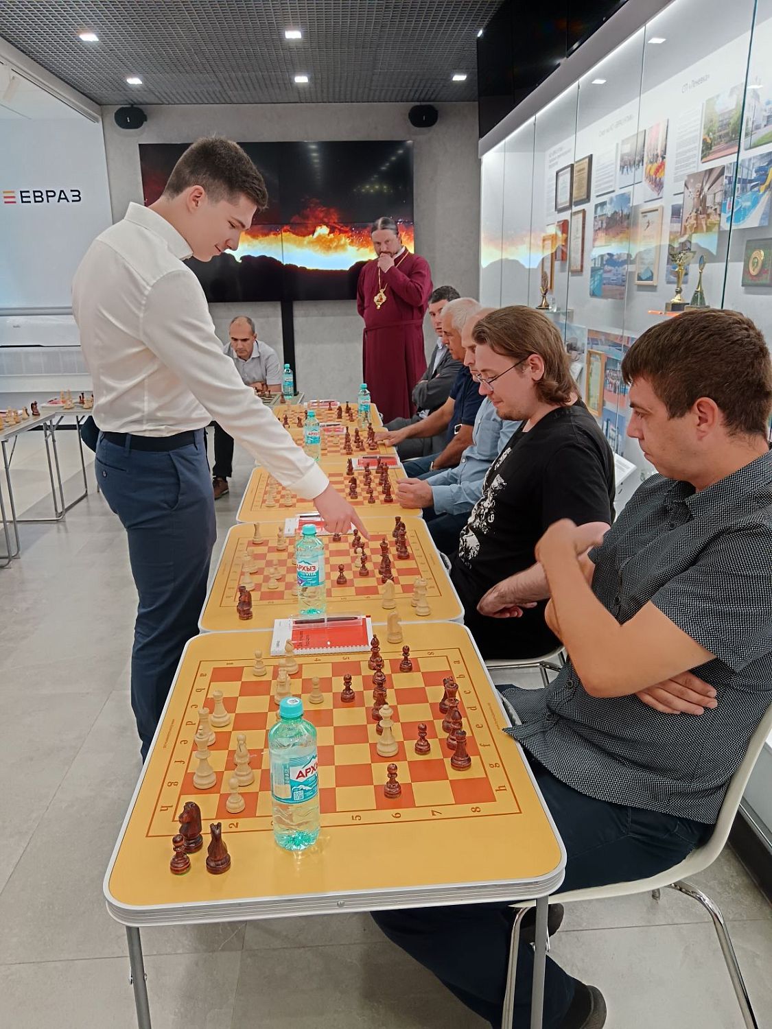 В музейно-выставочном центре состоялся сеанс одновременной игры в шахматы сотрудников и ветеранов ЕВРАЗ НТМК с самым молодым гроссмейстером России Иваном Землянским